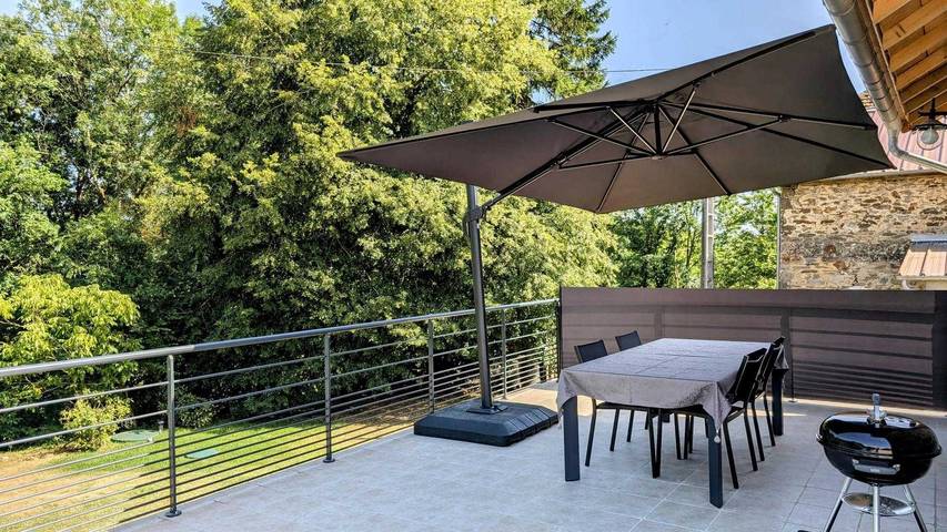 Gîte pour 4 personnes, avec jacuzzi et jardin à La Meyze