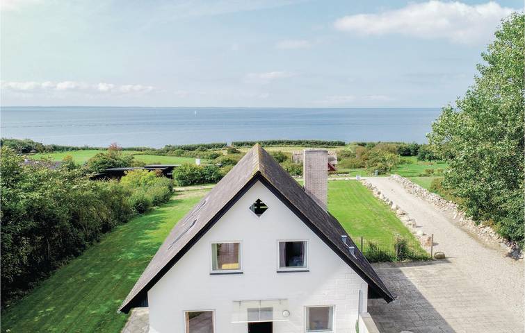 Ferieudlejning for 6 personer, med terrasse og have i Fåborg