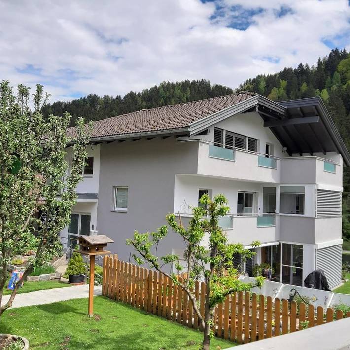 Ferienwohnung für 5 Personen, mit Balkon und Terrasse sowie Ausblick in Oberperfuss