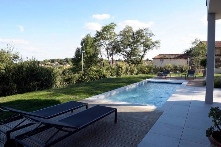 Location de vacances pour 2 personnes, avec Balcon et Terrasse ainsi que Jardin et Piscine à Saint-Genis-les-Ollières - 3