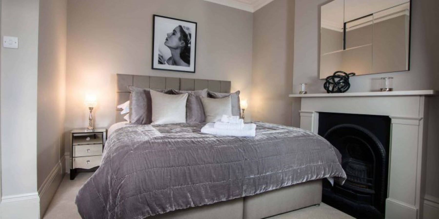 Entire holiday apartment, Twickenham 1-Bed Apartment, Sleeps 4 with Parking in Richmond upon Thames, London