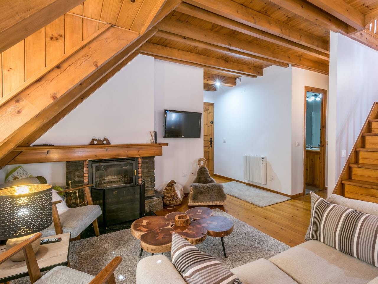 Entire apartment, Mountain View Apartment with Fireplace and Kitchen - 2km from River in Arties, Naut Aran