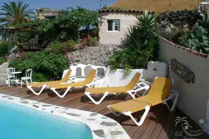 Casa rural para 4 personas, con piscina y jacuzzi además de balcón y jardín en El Jaral