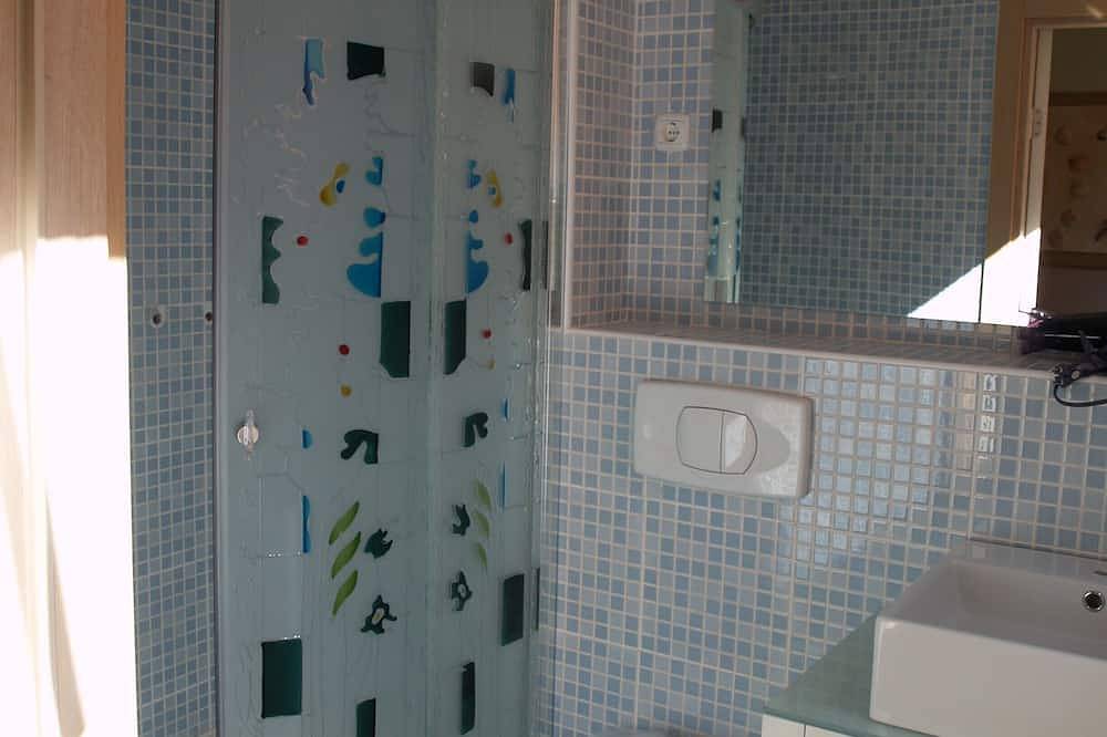 Ganze Wohnung, Apartments of 100sqm, with pool, unobstructed sea view, about 250m to the sea in Jablanac, Naturpark Velebit