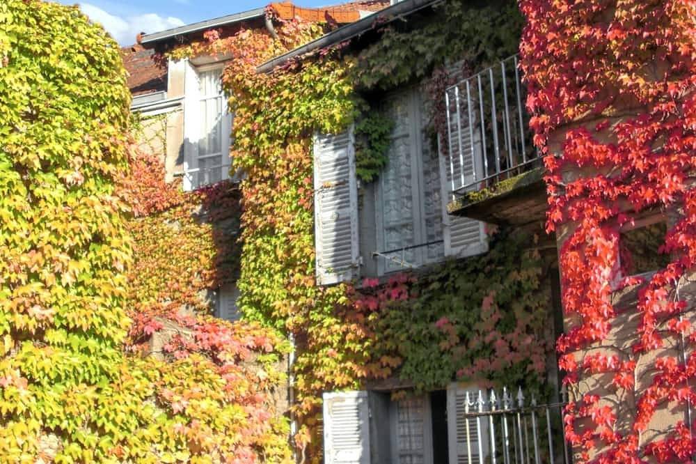 Entire apartment, Homerez - Studio in Néris-les-Bains in Néris-les-Bains, Montluçon region