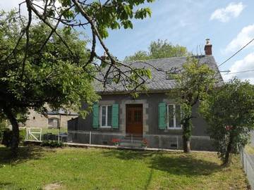 Gîte pour 6 personnes, avec jardin à Champagnac