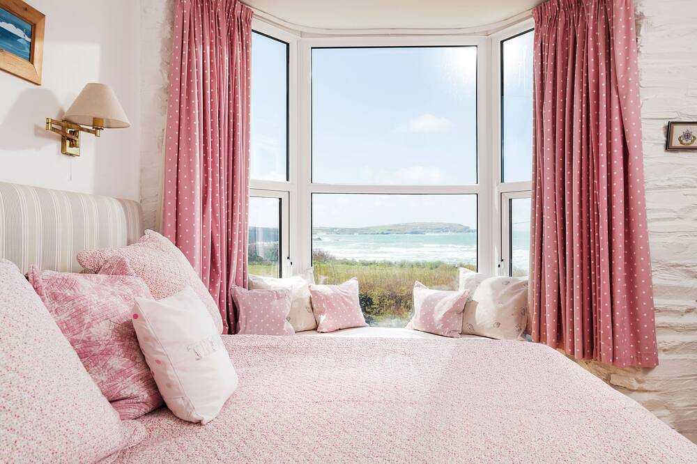 Fantastic Family Beach House, superb sea views & a stone's throw from the beach! in Trevone, Cornwall