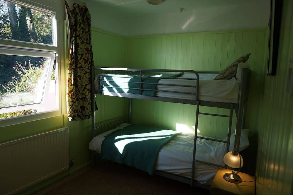 Brynsior, Chalet on the hill in Goodwick with stunning sea views in Goodwick, Pembrokeshire