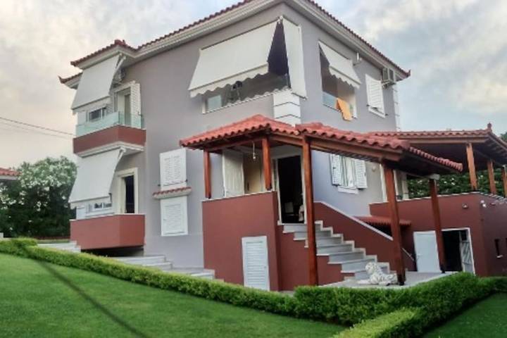 Dom wakacyjny dla 4 osób, z widok na jezioro i widok oraz ogród w Ksamil