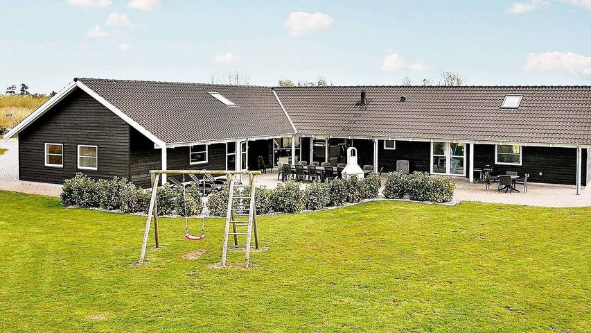 Ferieudlejning for 19 personer, med terrasse og pool såvel som sauna og jacuzzi, husdyr tilladt på Sjælland