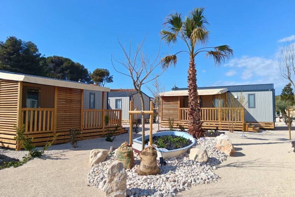 Zecamping 3* piscine chauffée pet friendly locatif Tv Lv Bbq 31m2 in Martigues, Côte méditerranéenne (France)