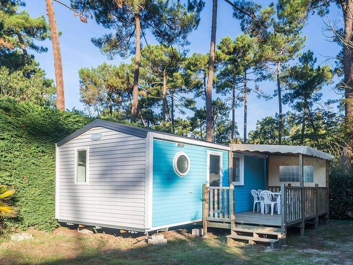 Camping La Pinède - Mobilhome 4 personnes - Mobil-home | Comfort | 2 Ch. | 4 Pers. | Terrasse surélevée | Clim. | Tv in Les Mathes, Côte de Beauté