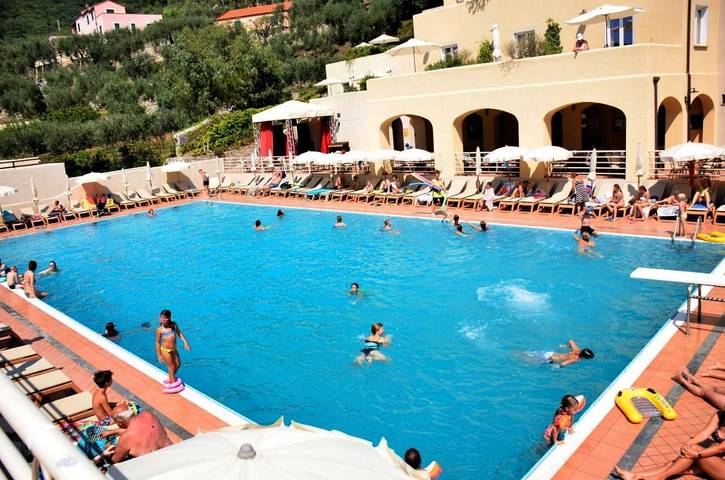 Apartahotel para 3 personas, con piscina y jacuzzi además de piscina para niños y terraza, Se admiten mascotas en Liguria