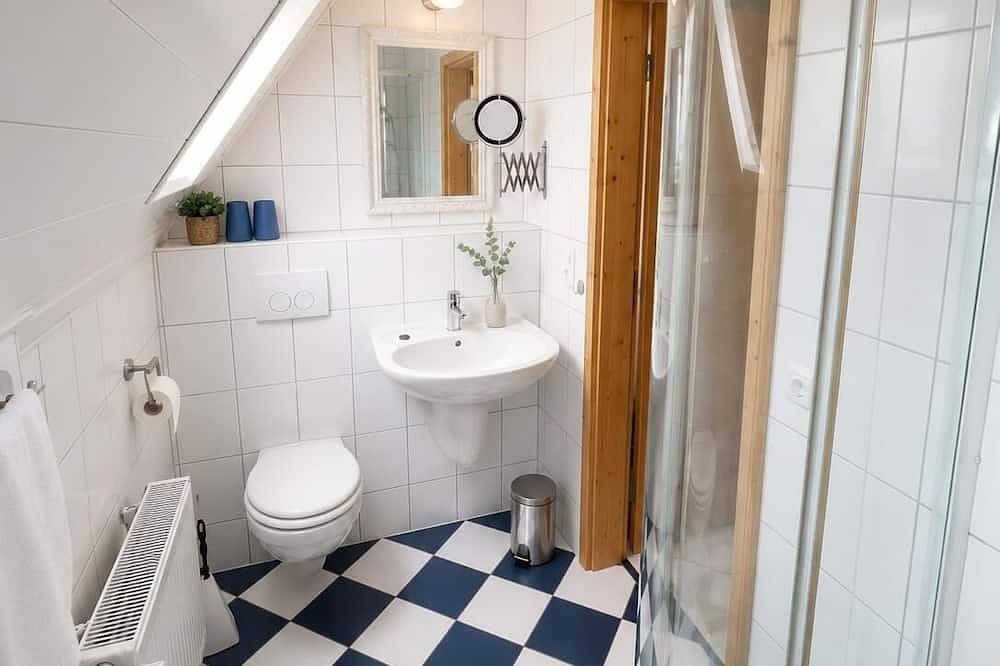 Ganze Wohnung, Die Ferienwohnung Wellenreiter bietet maritimen Komfort mit Deichblick, viel Platz für Familien und einer eigenen Terrasse mit großem Garten. in Förrien, Wangerland
