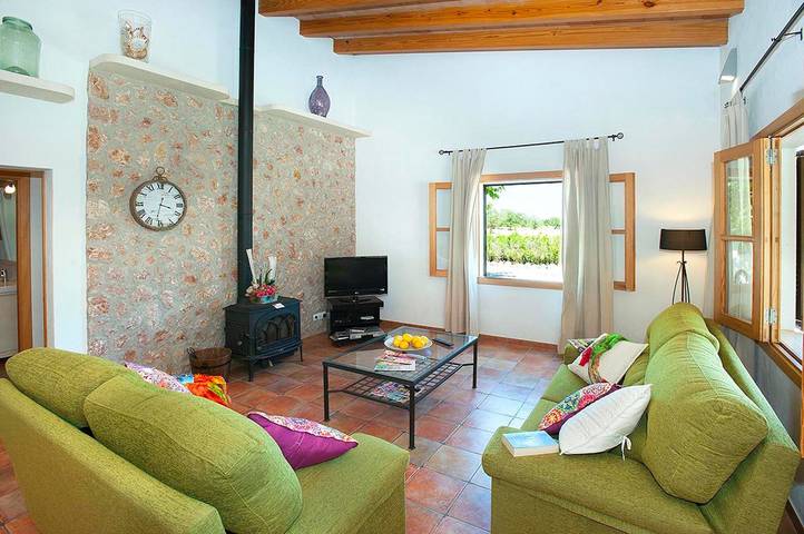 Casa de campo Villa Burgues con vistas a la montaña, piscina, jardín, terraza y Wi-Fi in Alcúdia, Mallorca Norte