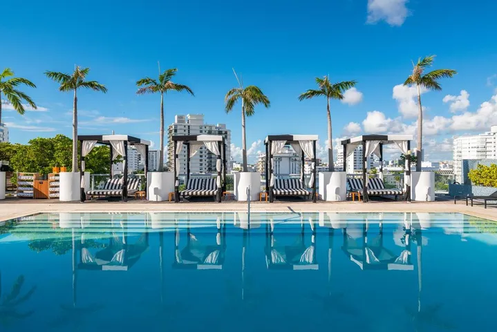 Hotel para 2 personas, con piscina además de jardín y jacuzzi, Se admiten mascotas - 1