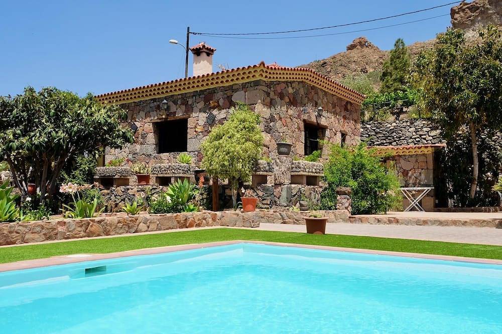 Charming Las Colmenas Cottage with Private Pool near Vibrant Tirajana in San Bartolomé de Tirajana, South Gran Canaria