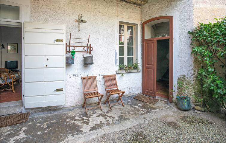 Apt am See mit Babybett, Parkplatz und Terrasse in Orta San Giulio, Ortasee