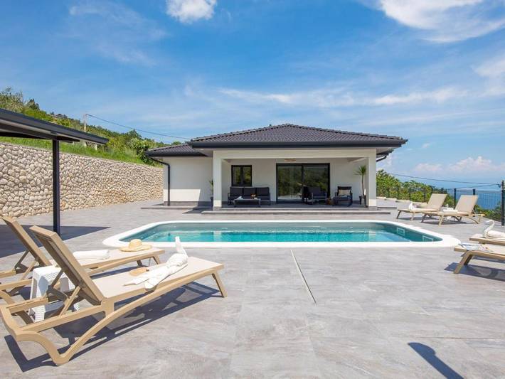Ferienhaus für 6 Personen, mit Terrasse und Garten sowie Pool