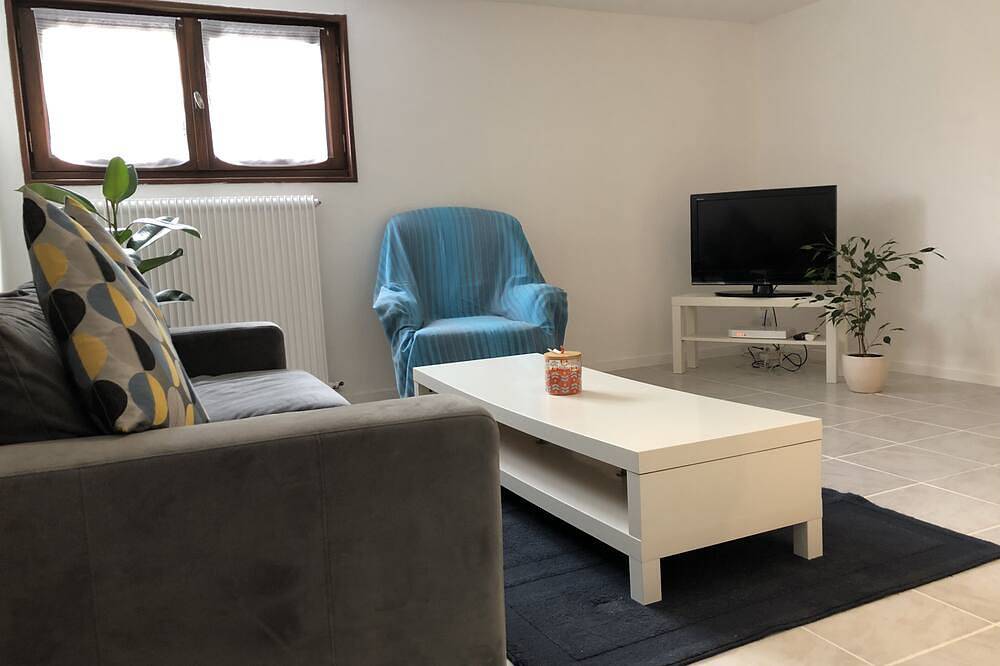 Entire apartment, Apartment overlooking garden with terrace in La Roche-sur-Yon, Loire Valley