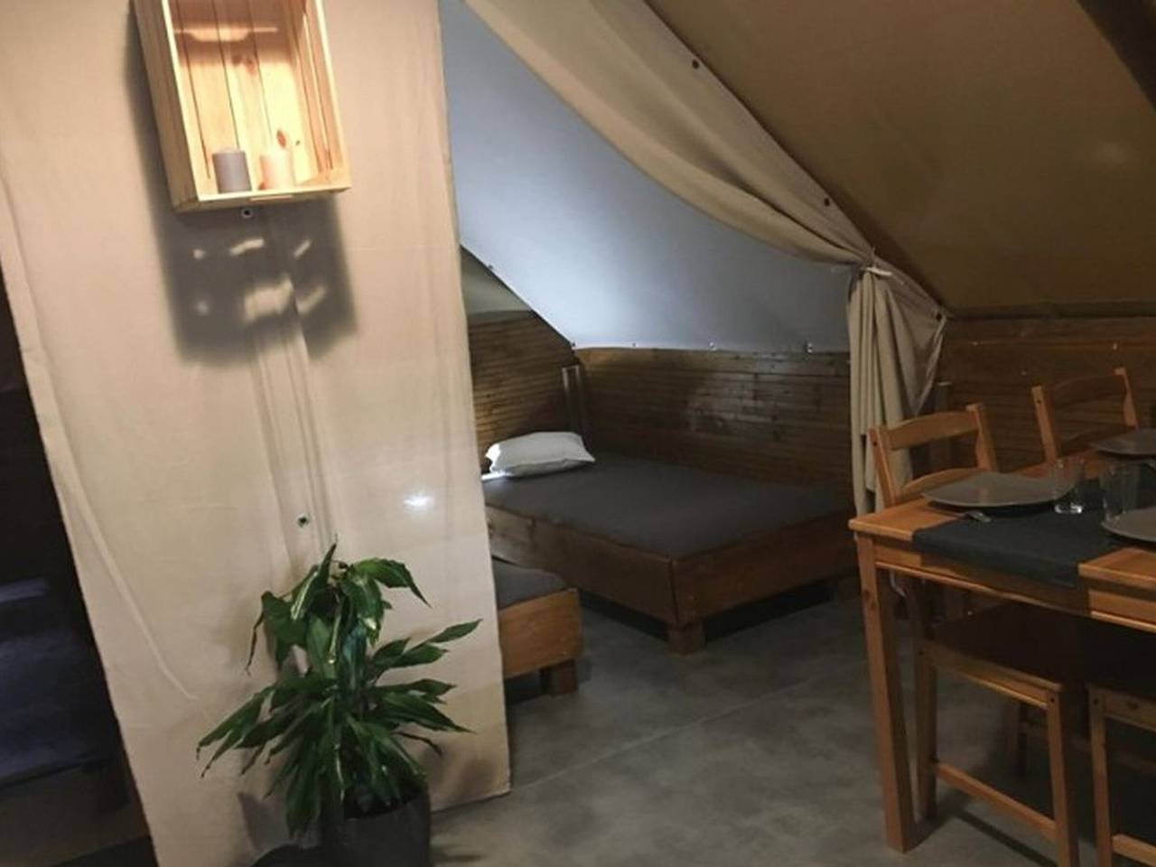 Bungalow on stilts, pets welcome - 4 guests in Lac de Saint-Point Lamartine, Saint-Point