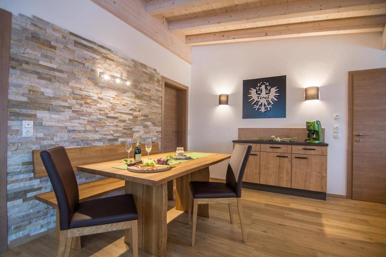 Ganze Wohnung, Apartment with Mountain View in Wängle, Außerfern