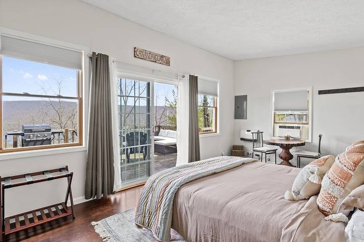 Glamping for 2 people, with yard and balcony in Finger Lakes