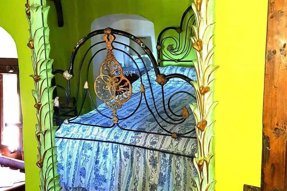 Casa Abadía de Banaguás in Jaca, Pirineos