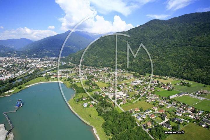 Location de vacances pour 10 personnes, avec bassin pour enfant et vue ainsi que piscine et jardin à Gilly-sur-Isère - 2