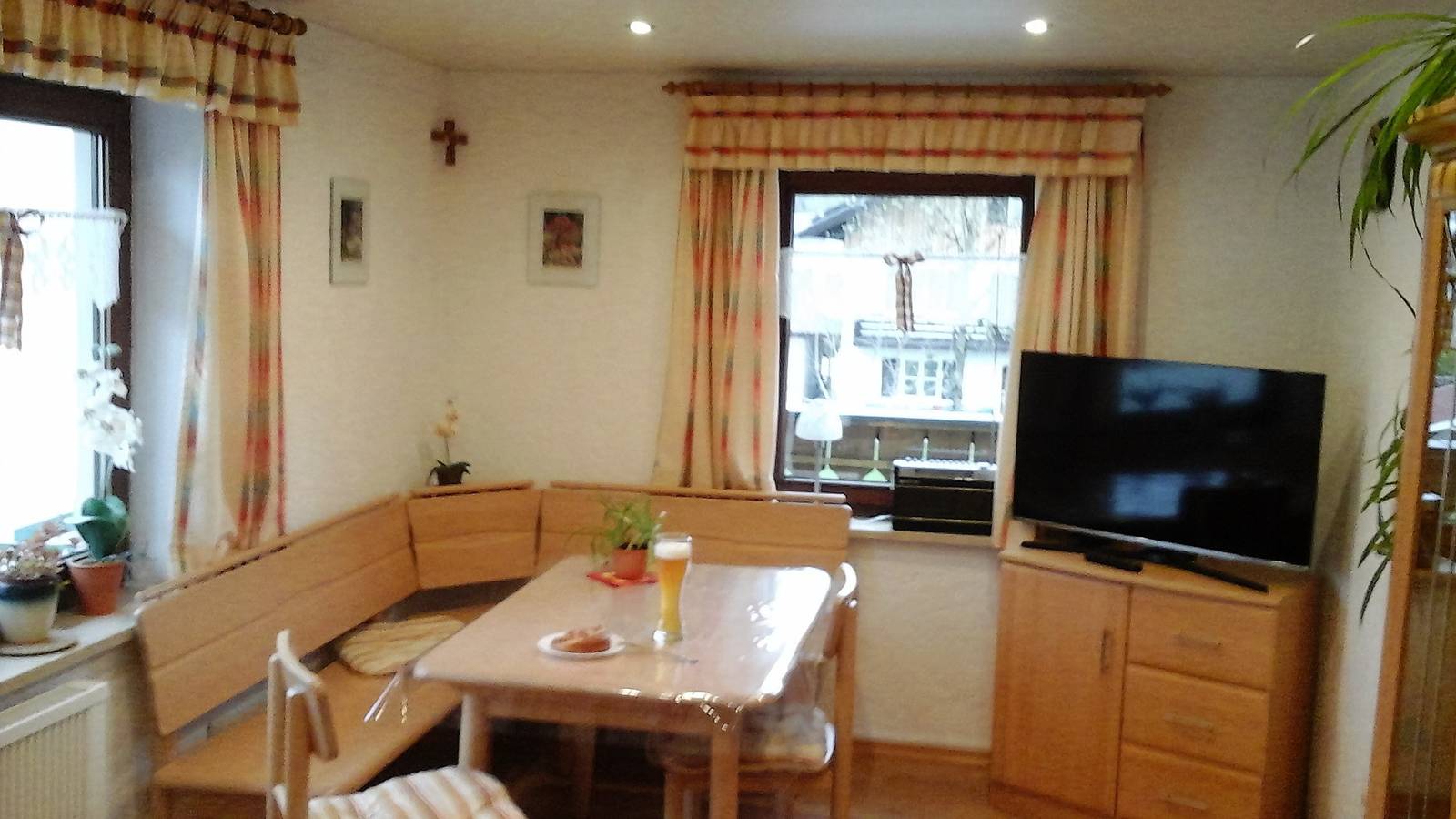 Ganze Ferienwohnung, Gästehaus Mona-Lisa - Ferienwohnung 1, Og, 65 qm, 2 - 4 Personen, 2 sep. Schlafzimmer und Balkon in Grabenstätt, Chiemsee