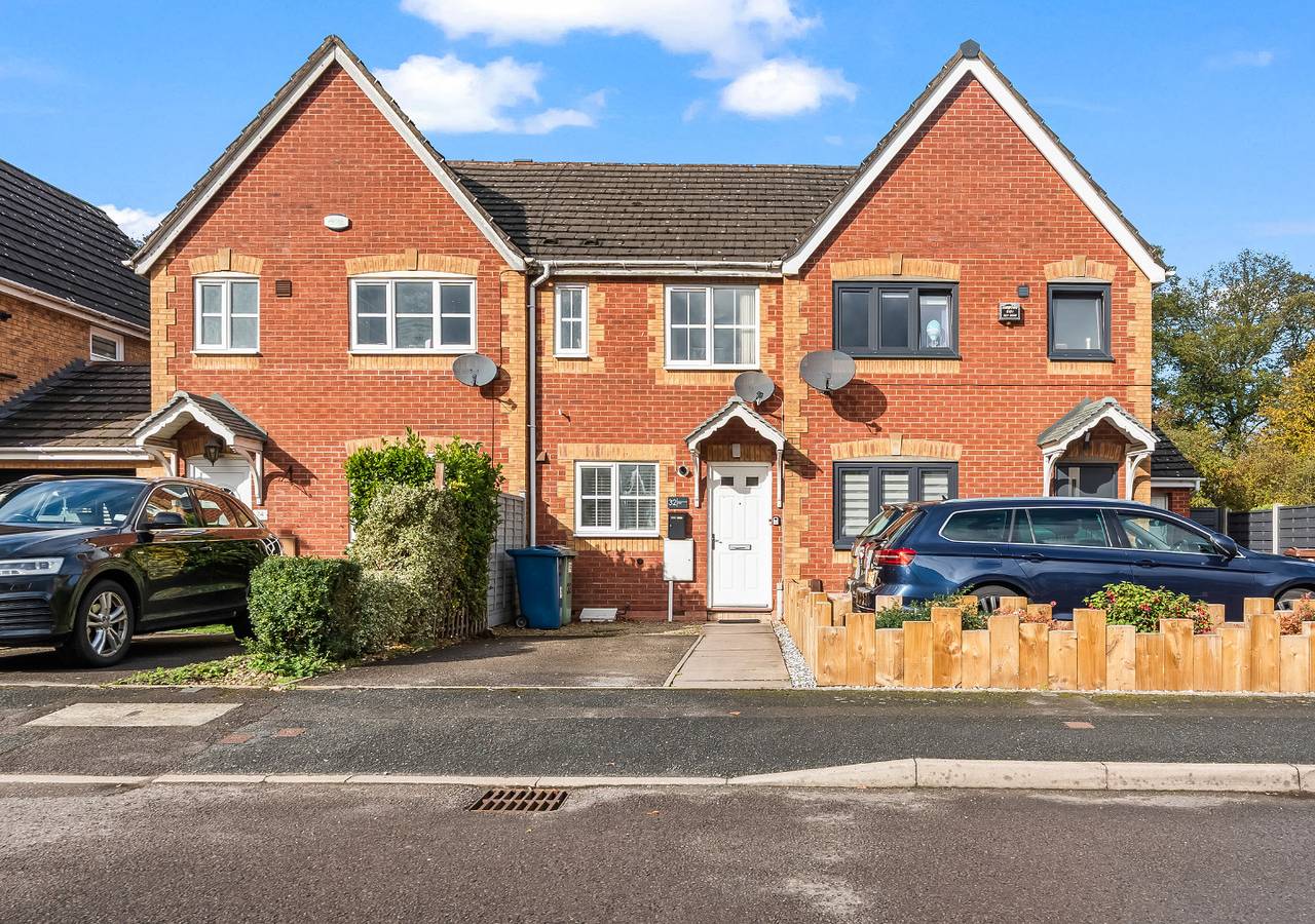 2 Bedrooms - 3 Beds - Quiet Retreat - Parking in Stafford, Staffordshire