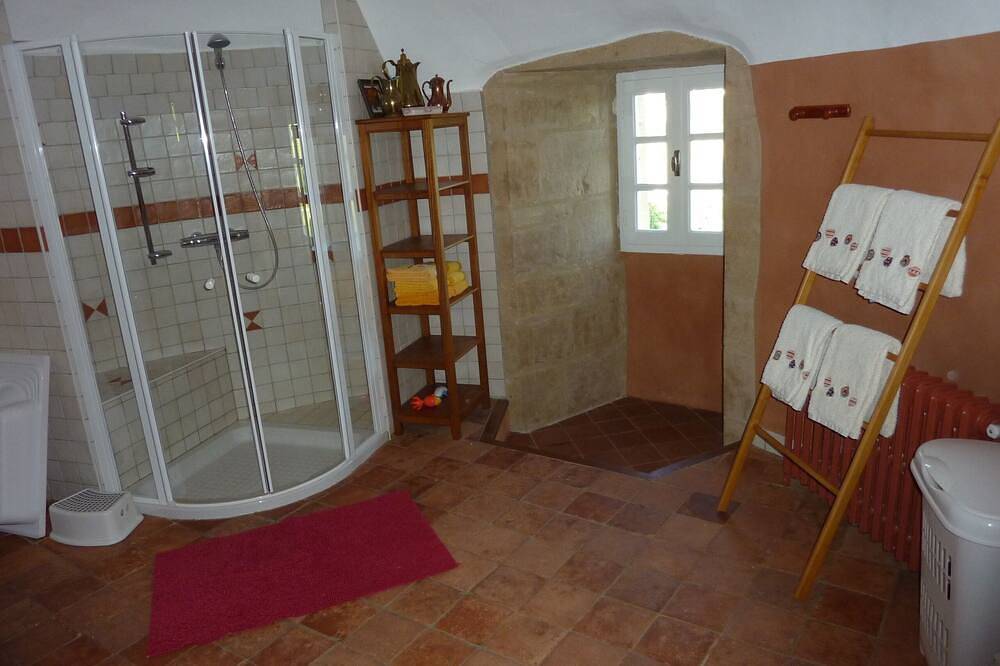 Château de Barnay 11 ème siècle - Bourgogne du Sud / charme-confort-authenticité in Saint-Martin-de-Lixy, Région de Charolles