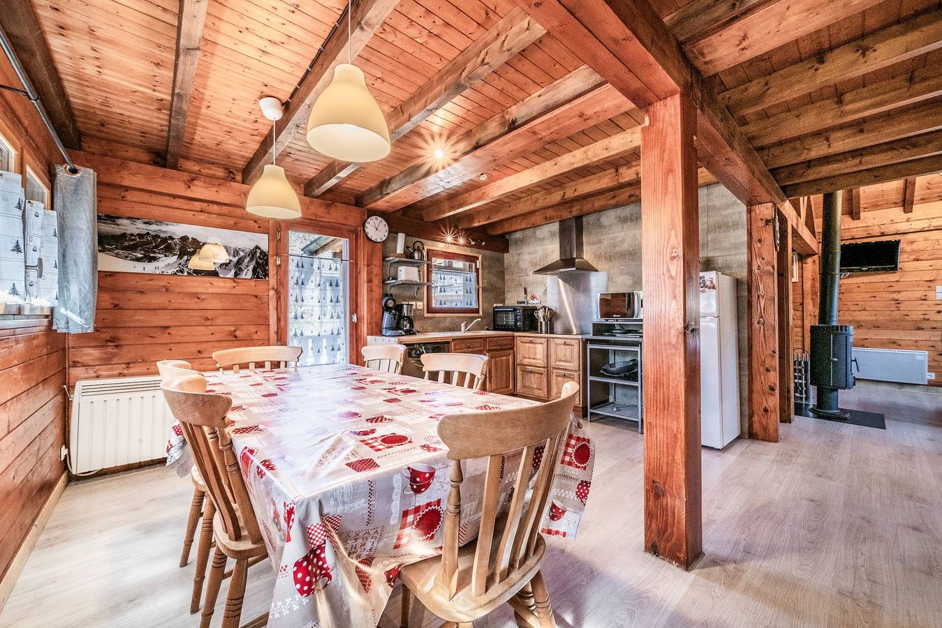Chalet „6p Confort – L’ours Blanc“: Bergblick, privater Garten und Wlan in Verchaix, Region Bonneville