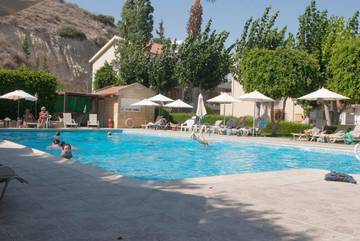 Cottage pour 2 personnes, avec jardin et piscine dans Πισσούρι