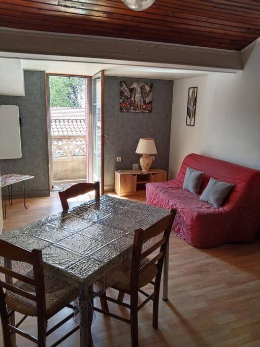 Gîte pour 3 personnes, avec piscine ainsi que terrasse et jardin à Cuiseaux