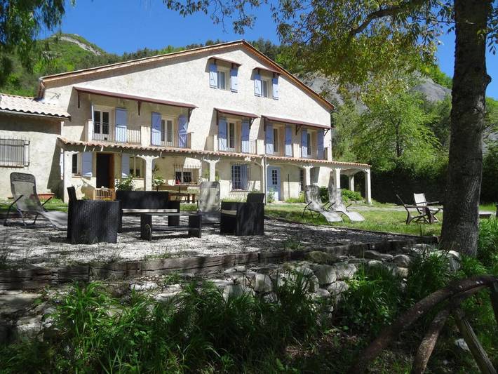 Gîte pour 10 personnes, avec jardin et terrasse, animaux acceptés à Val-de-Chalvagne