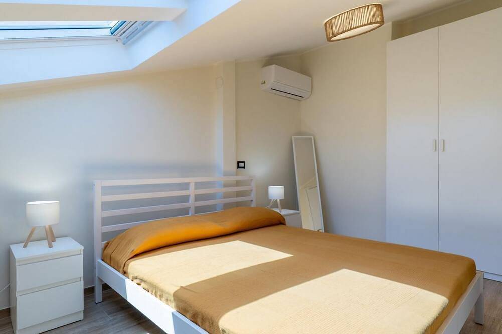 Apartamento entero, A comfortable 90 sqm apartment on two levels connected by an internal staircase, ideal for up to 6 people.The property is located in Torre Faro, one of the most picturesque towns in the Messina area, about 15 km from the center of Messina, at a point whe in Torre Faro, Mesina
