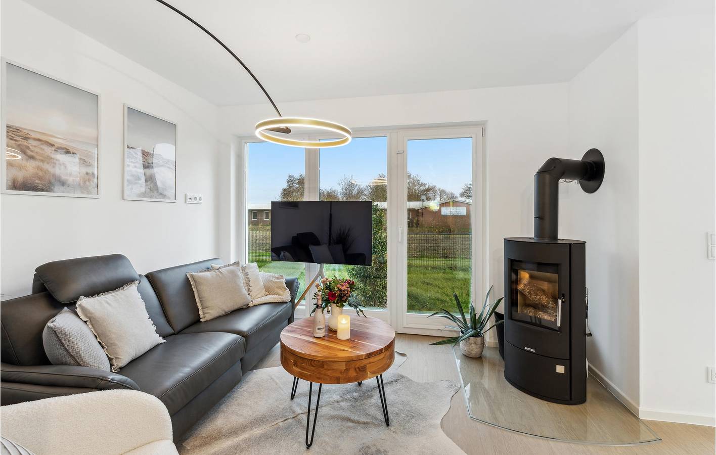 Coastline Getaway: Modern Apartment with Parking & Terrace in Tossens, Butjadingen