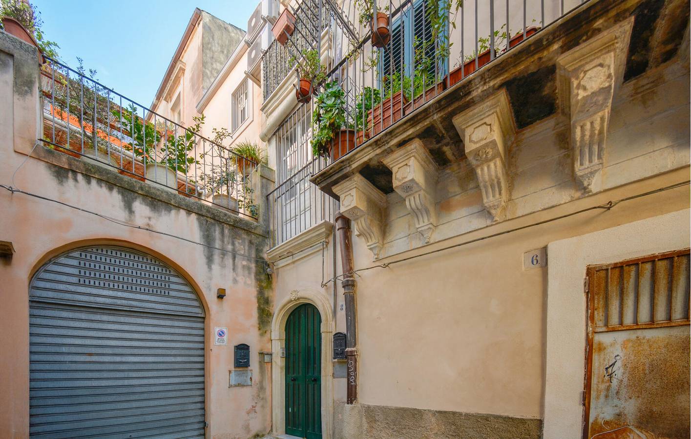 Entire holiday apartment, Cozy Modica Apt - Terrace, WiFi, AC, Parking - Walk to Town & Restaurant in Modica (town), Modica