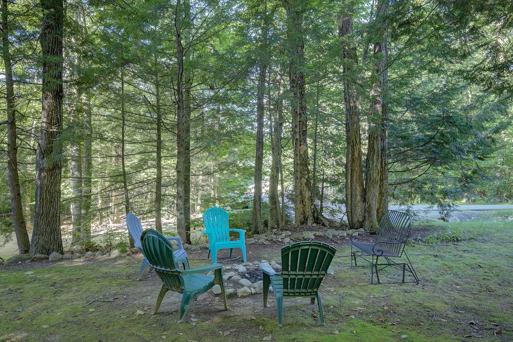 Cozy A-frame Cabin- Walk to Hills pond/Sunset lake- 20 mins to gunstock  in Alton (NH), Belknap County
