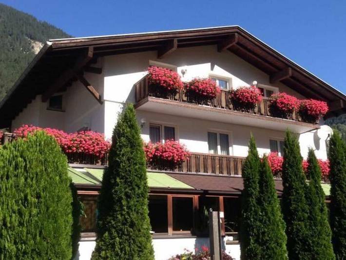 Ferienwohnung für 10 Personen, mit Ausblick und Garten, kinderfreundlich in Tösens