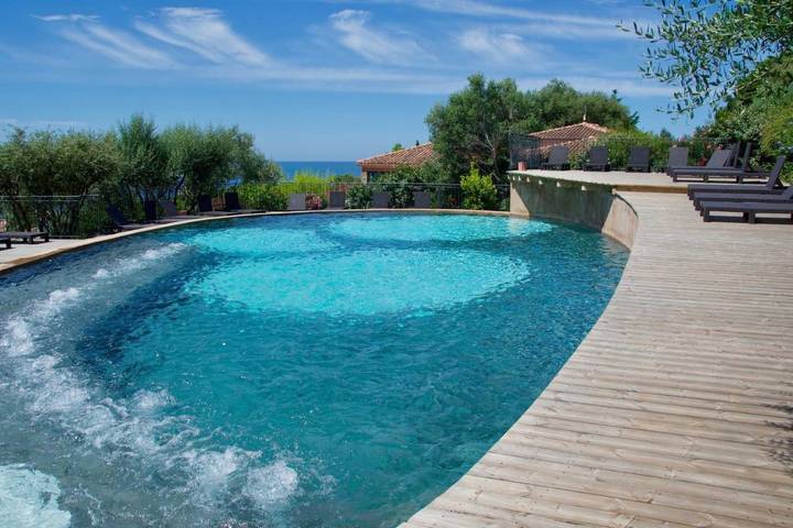 Parc de vacances pour 5 personnes, avec jacuzzi et piscine ainsi que bassin pour enfant et jardin en Corse - 2