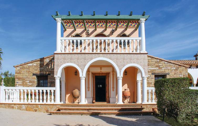 Acogedor apartamento con piscina y WiFi, a 2,5 km del centro de la ciudad. in Setenil de las Bodegas, Pueblos Blancos