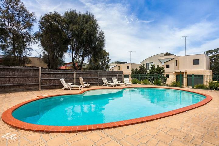 Holiday rental for 8 people, with garden and balcony as well as pool, with pets in Anglesea