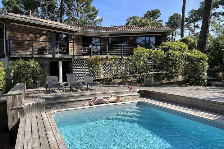 Villa de charme avec piscine, véritable havre de paix au milieu des pins in Le Canon, Lège-Cap-Ferret