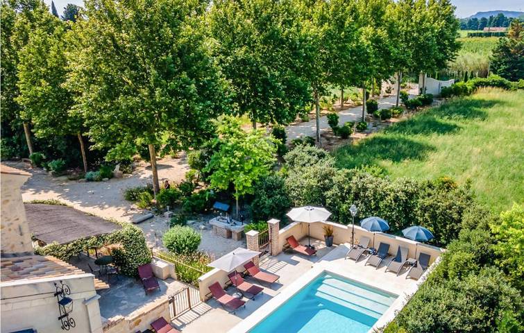 Location de vacances pour 16 personnes, avec jardin et terrasse ainsi que jacuzzi et piscine à Vallabrègues