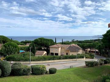 Gîte pour 4 personnes, avec vue ainsi que piscine et terrasse dans Plage Des Elephants