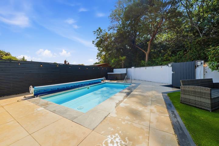 Holiday rental for 8 people, with Hot tub and Terrace as well as Garden and Pool in Bournemouth
