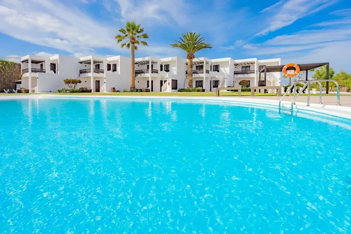 Aparthotel para 4 personas, con vistas además de piscina y jardín - 1