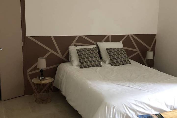 Location de vacances pour 12 personnes, avec jacuzzi ainsi que piscine et jardin à Prailles - 4